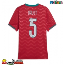 Camisa de Futebol Portugal Diogo Dalot #5 Equipamento Principal Mulheres Mundo 2026 Manga Curta